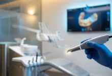 Een close-up van geavanceerde tandheelkundige apparatuur, zoals een intra-orale scanner, in een schone, moderne en goed verlichte kliniek, die de toekomst van de tandzorg symboliseert.