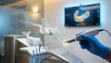 Een close-up van geavanceerde tandheelkundige apparatuur, zoals een intra-orale scanner, in een schone, moderne en goed verlichte kliniek, die de toekomst van de tandzorg symboliseert.