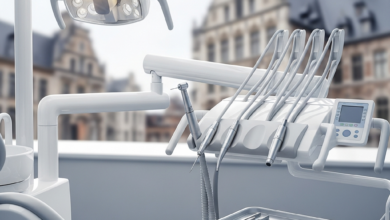 Een fotorealistisch beeld van een lege, moderne tandartsstoel met strakke, zilverkleurige en witte tandheelkundige instrumenten, helder verlicht in een schone kliniek. Op de zeer onscherpe achtergrond is een zacht verlicht stedelijk landschap met klassieke Belgische architectuur te zien, vervaagd tot een abstract patroon.