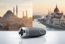 Een fotorealistische afbeelding van een titanium tandimplantaat, scherp in beeld, tegen een gesplitste achtergrond die de keuze tussen Turkije (met een wazige moskee) en Hongarije (met een wazig parlementsgebouw) symboliseert.