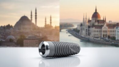 Een fotorealistische afbeelding van een titanium tandimplantaat, scherp in beeld, tegen een gesplitste achtergrond die de keuze tussen Turkije (met een wazige moskee) en Hongarije (met een wazig parlementsgebouw) symboliseert.