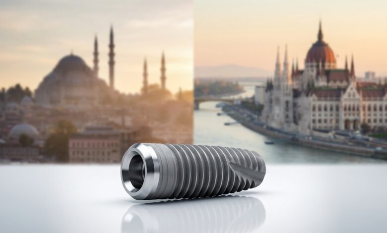 Een fotorealistische afbeelding van een titanium tandimplantaat, scherp in beeld, tegen een gesplitste achtergrond die de keuze tussen Turkije (met een wazige moskee) en Hongarije (met een wazig parlementsgebouw) symboliseert.