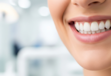 Een close-up van een stralende, zelfverzekerde glimlach met perfect witte tanden, tegen een zacht wazige achtergrond van een moderne en lichte tandartspraktijk. De focus ligt op de esthetiek en gezondheid van het gebit.