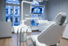 Close-up van een lege, hightech tandartsstoel en moderne tandheelkundige apparatuur in een strakke, klinische setting, met een onscherpe achtergrond die een professionele Belgische praktijk suggereert. Geen zichtbare tekst.