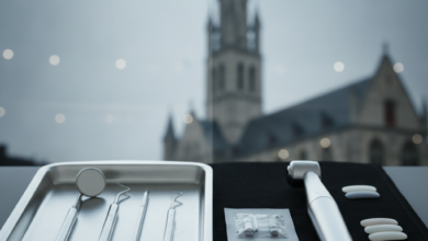 A photorealistic conceptual image contrasting public and private dental care. On one side, basic dental tools represent public care; on the other, advanced instruments signify private options. The background shows a blurred, non-specific Belgian architectural element.